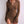 Vrouw in bruine geribbelde jurk met knopen en split, lange mouwen, stijlvolle ketting, modieuze kleding, trendy damesmode, herfstoutfit.