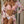 Vrouw in roze bikini en bloemenkimono, strandhoed met opschrift 
