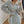 Vrouw in grijze joggingpak met capuchon, rits en zakken, poseert binnenshuis. Comfortabele loungewear, modieuze sportkleding, casual stijl.
