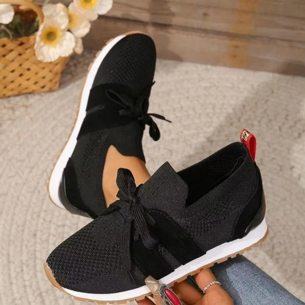 Zwarte dames sneakers met witte zool, ademend mesh, vetersluiting, casual stijl. Perfect voor dagelijks gebruik en sportieve outfits.