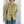 Vrouw draagt gestreepte geel-witte hoodie met rits, casual mode, herfstkleding, comfortabele damestrui, trendy streetwear, jeans.