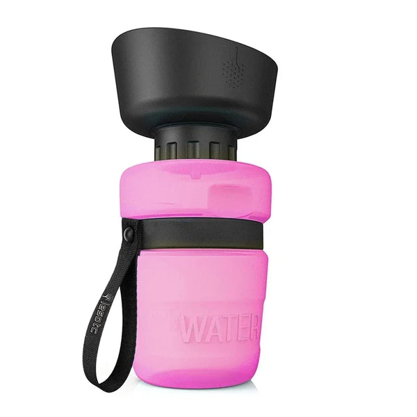 Roze draagbare waterfles met zwarte drinkbak voor honden, ideaal voor reizen en wandelen. Handige polsband, lekvrij ontwerp.