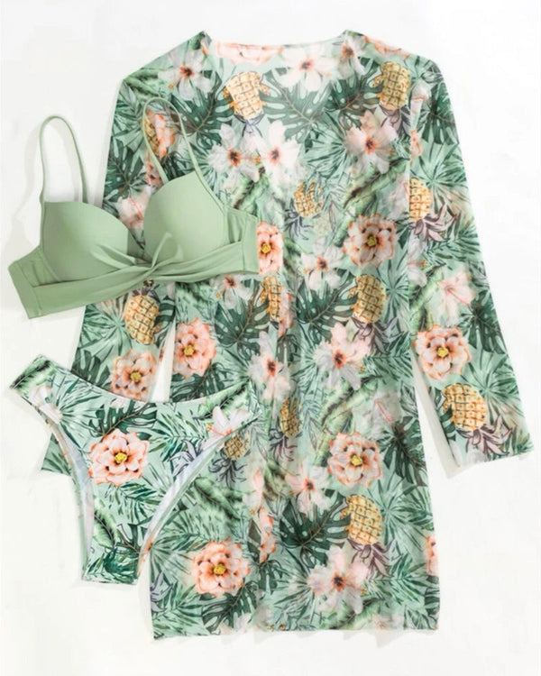 Groene bikini set met bloemen en ananasprint, inclusief top, slip en bijpassende kimono. Perfecte strandkleding voor de zomer.