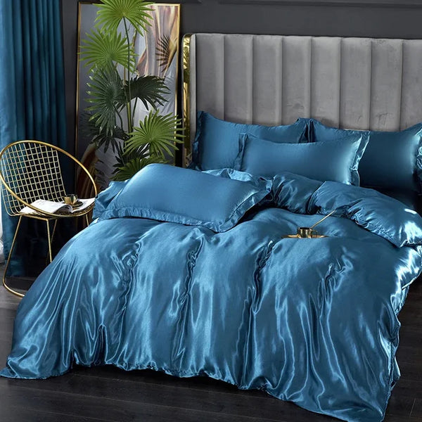 Luxe slaapkamer met blauw satijnen dekbedovertrek, kussens en gouden stoel. Moderne inrichting, elegante uitstraling, comfortabele sfeer.