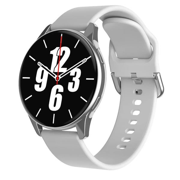 Moderne zilveren smartwatch met wit siliconen bandje en zwart wijzerplaat met grote witte cijfers. Stijlvolle horloge voor technologie en mode.