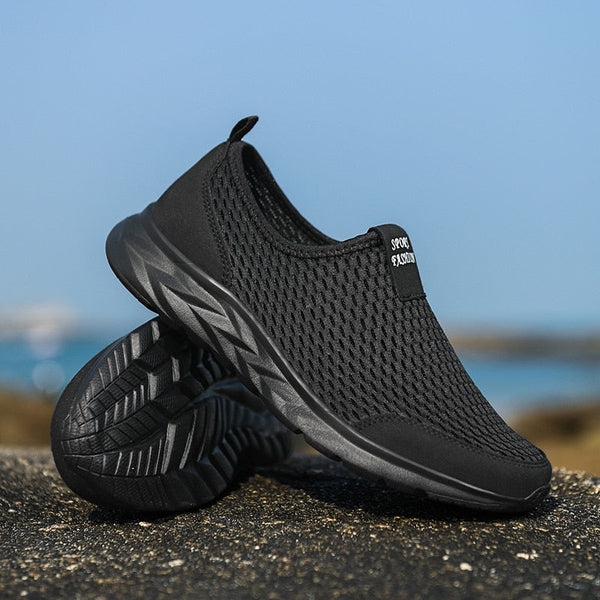 Zwarte ademende sportschoenen voor heren op rotsachtige ondergrond, lichtgewicht en comfortabel, ideaal voor hardlopen en wandelen, met antislipzool.