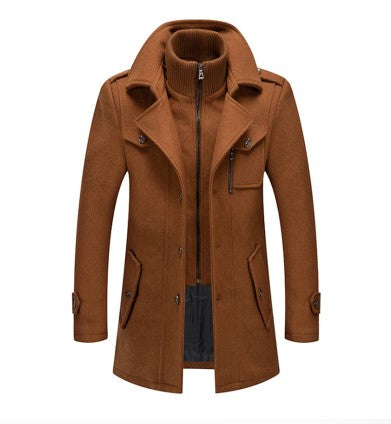 Bruine wollen herenjas met opstaande kraag en ritssluiting, stijlvolle wintermode, warme mantel voor heren, modieuze herenkleding.