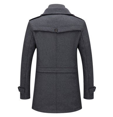 Donkergrijze herenjas, wollen stof, rugaanzicht, met schouderepauletten en knoopsluiting. Stijlvolle winterjas voor herenmode.