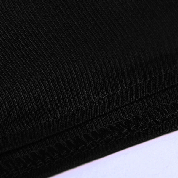 Zwarte katoenen stof close-up met zichtbare stiksels, ideaal voor kledingproductie. Hoogwaardige textielmaterialen, duurzaam en stijlvol.