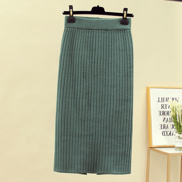 Groene geribbelde midi-rok op hanger, stijlvolle damesmode, geschikt voor herfst- en winterseizoen, trendy kledingstuk voor casual en formele gelegenheden.