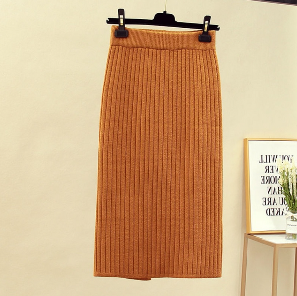 Ribgebreide bruine midi-rok op hanger, stijlvolle damesmode, herfst-winter kleding, trendy en comfortabel, perfect voor casual en zakelijke outfits.