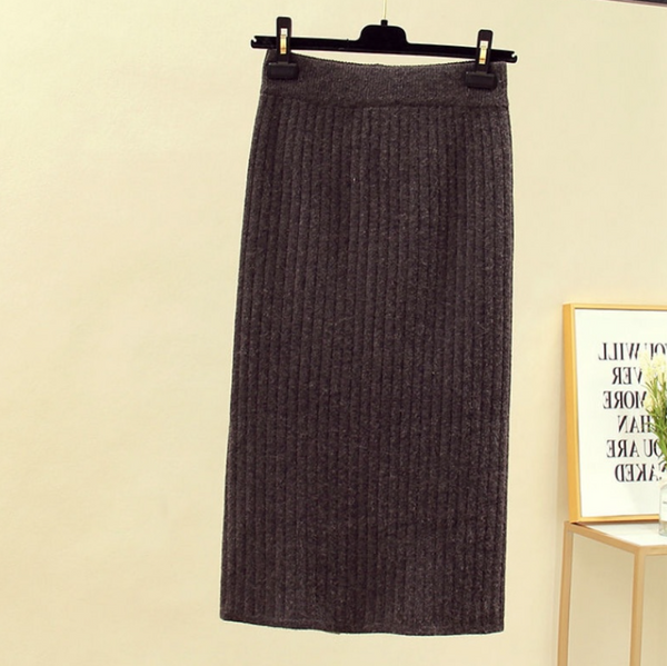 Donkergrijze geribbelde rok op hanger, stijlvolle damesmode, herfst-winter collectie, elegante midi-lengte, geschikt voor casual en zakelijke outfits.
