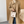 Vrouw in beige wollen jas met knopen, draagt een witte pluchen handtas. Stijlvolle wintermode, casual outfit, trendy accessoires.
