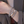Hand met drie zilveren armbanden: een gedraaide ketting, een schakelarmband en een gladde band. Stijlvolle sieraden voor dames.
