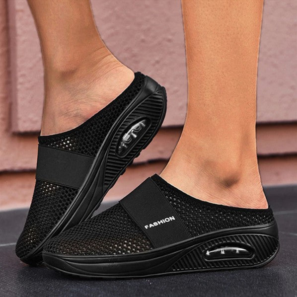 Zwarte ademende mesh slippers met verhoogde zool en luchtkussen, comfortabele instappers voor dames, mode en casual schoeisel.