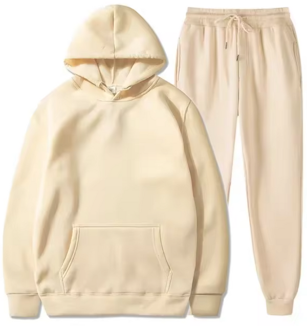 Beige unisex hoodie en joggingbroek set, comfortabele loungewear, casual mode, zachte katoenen stof, trendy sportkleding voor dagelijks gebruik.