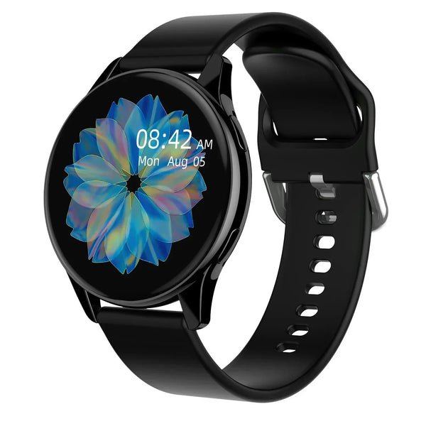 Zwarte smartwatch met rond scherm, digitale wijzerplaat en siliconen band, toont tijd en datum. Modern design, geschikt voor fitness en dagelijks gebruik.