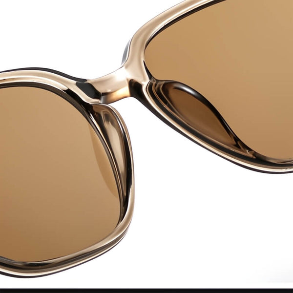 Gouden zonnebril met bruine glazen, modieus ontwerp, unisex accessoire, UV-bescherming, stijlvolle zonnebrillen voor dames en heren.