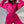Jonge vrouw in felroze hoodie en joggingbroek, modieuze streetwear, comfortabele sportkleding, trendy outfit voor casual stijl.