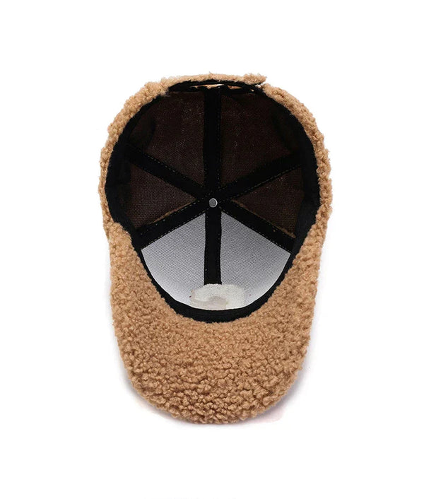 Bruine teddy cap met zachte fleece stof, binnenkant met zwart gaas en verstelbare band. Trendy winteraccessoire voor heren en dames.