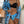 Vrouw in blauwe tropische bikini en kimono, poseert voor luxe merkdozen. Zomermode, strandkleding, stijlvolle badmode, tropisch design.