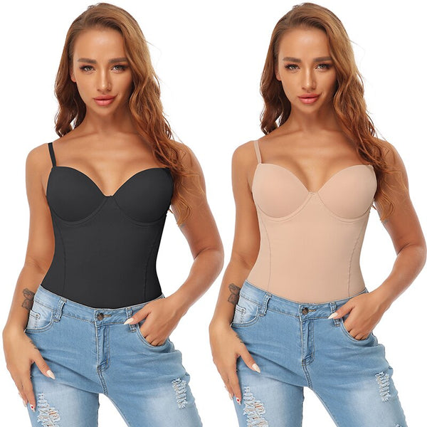 Twee vrouwen in shapewear bodysuits, zwart en beige, dragen gescheurde jeans. Perfecte pasvorm, modieuze uitstraling, comfortabele lingerie.