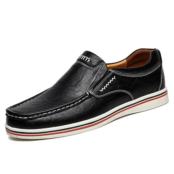 Zwarte leren herenschoen met witte stiksels, slip-on design en rode accenten op de zool. Comfortabele casual schoen voor dagelijks gebruik.