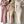 Drie vrouwen dragen lange gebreide jurken in roze, beige en wit met kabelpatroon. Elegante damesmode, herfst- en winterkleding, trendy gebreide jurken.