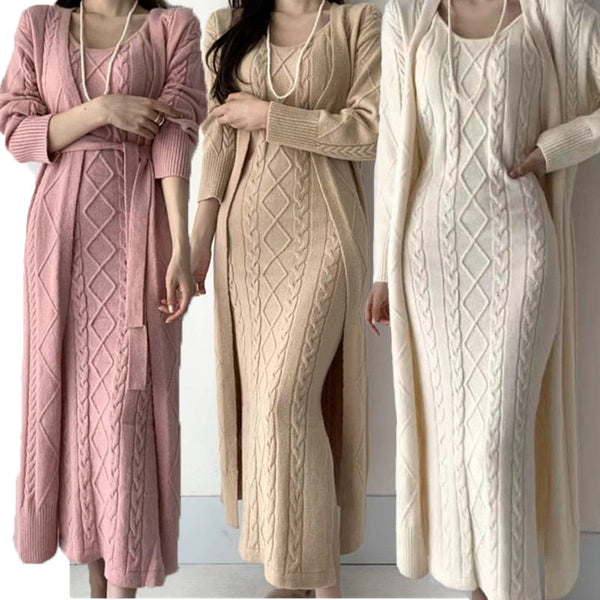 Drie vrouwen dragen lange gebreide jurken in roze, beige en wit met kabelpatroon. Elegante damesmode, herfst- en winterkleding, trendy gebreide jurken.