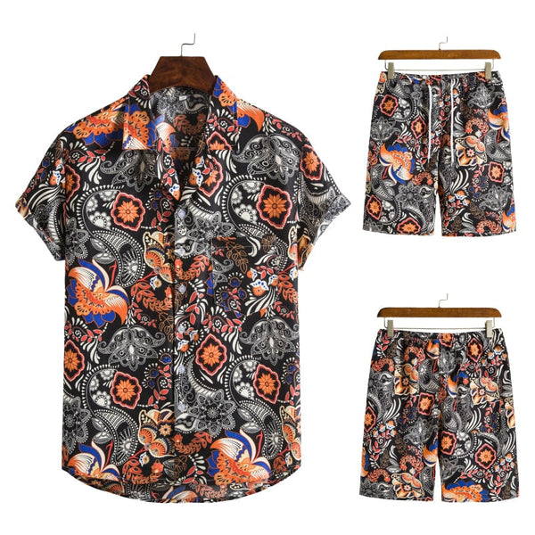 Korte mouw herenoverhemd en korte broek set met kleurrijk paisley patroon, zwart, oranje en blauw. Perfect voor zomerse casual outfits.