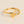 Gouden ring met hart- en ampersand-symbool, minimalistisch ontwerp, perfect als cadeau voor geliefden. Elegant sieraad voor dagelijks gebruik.