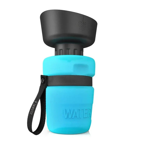 Blauwe opvouwbare waterfles met zwarte drinkbak voor honden, draagbaar en lekvrij, ideaal voor reizen en wandelen met huisdieren.