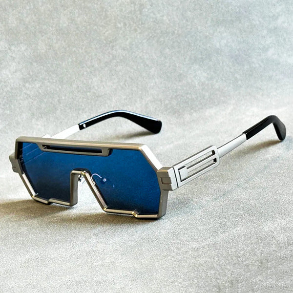 Futuristische zonnebril met blauwe glazen en zilveren montuur, rechthoekig ontwerp, modieuze unisex accessoire, ideaal voor trendy zomerlooks.