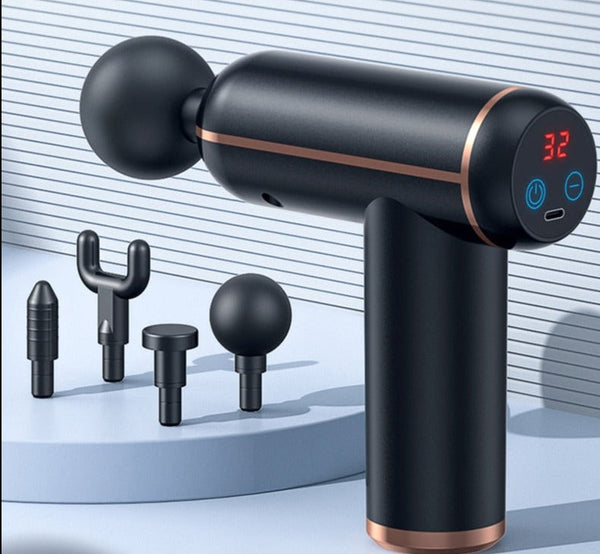 Zwarte massagepistool met digitaal display en vier verwisselbare opzetstukken, ideaal voor spierontspanning en pijnverlichting.