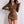 Vrouw in strakke, bruine ribgebreide jurk met lange mouwen en knoopsluiting, modieuze outfit, trendy dameskleding, herfstmode.