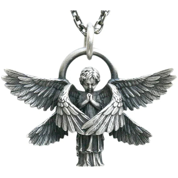 Zilveren engel hanger met gedetailleerde vleugels en gebedshouding, aan een ketting. Perfect voor sieradenliefhebbers en spirituele geschenken.
