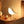 Houten vogel tafellamp op nachtkastje, sfeerverlichting naast glas whisky, modern interieur, Scandinavisch design, warme gloed, slaapkamerdecor.