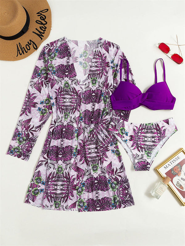 Paarse bloemenprint strandjurk met bijpassende bikini, strohoed met tekst, rode zonnebril en tijdschrift. Perfecte strandoutfit voor de zomer.