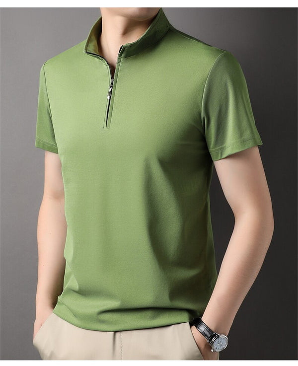 Groene polo met ritssluiting, korte mouwen en opstaande kraag, gedragen door een man. Stijlvolle herenkleding, casual en modern design.
