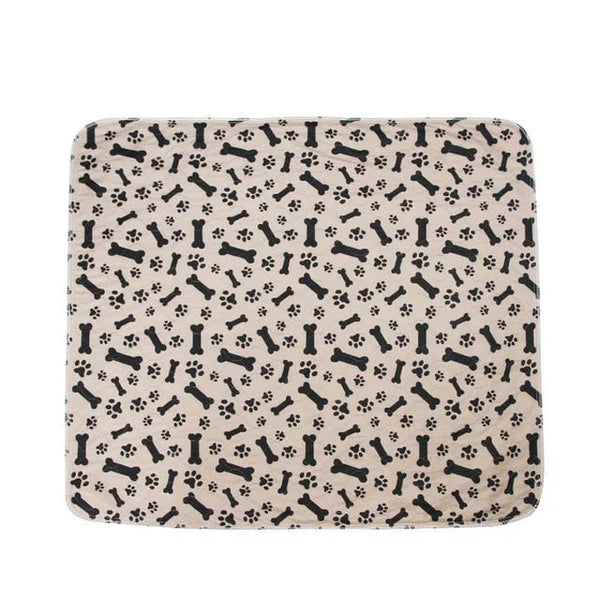 Beige hondenkleed met zwarte bot- en pootafdrukken, ideaal voor huisdieren. Zacht, duurzaam en stijlvol hondenaccessoire voor comfort en bescherming.