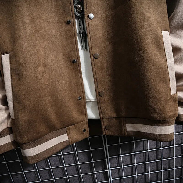 Bruine suède varsity jas met beige mouwen en gestreepte boorden, casual streetwear stijl, ideaal voor herfstmode en urban outfits.