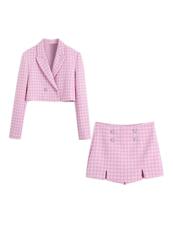 Roze geruit dames tweed pak met korte blazer en shorts, dubbele knopen, modieuze dameskleding, trendy zomeroutfit, elegante stijl.