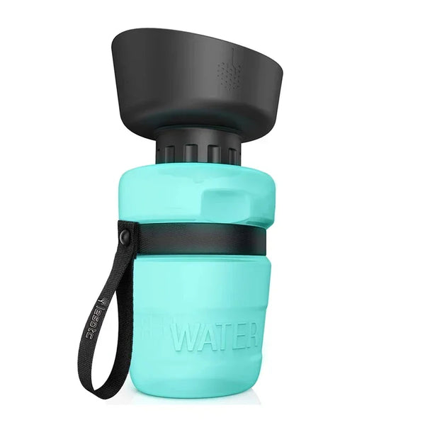 Turquoise draagbare waterfles voor huisdieren met zwarte drinkbak, siliconen band en lekvrije dop. Ideaal voor reizen en wandelen met honden.