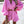 Vrouw in roze zomeroutfit met pofmouwen en korte broek, draagt een strooien tas. Trendy dameskleding, casual zomerlook, modieuze stijl.