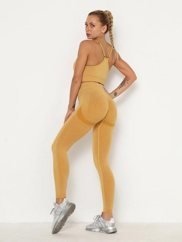 Vrouw in gele sportlegging en top, toont sportieve mode. Fitnesskleding, comfortabele pasvorm, trendy design. Perfect voor yoga en workouts.
