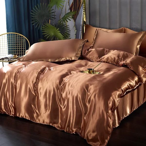 Luxe zijden dekbedovertrek in warme bruintinten op een kingsize bed, omgeven door moderne slaapkamerinrichting en groene planten.