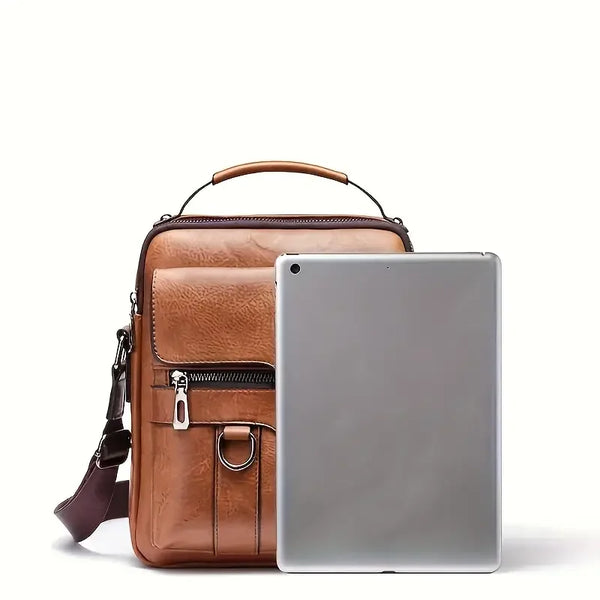 Bruine leren rugzak met zilveren tablet, stijlvolle herenaccessoire, ideaal voor werk en reizen, met verstelbare schouderriem en metalen details.