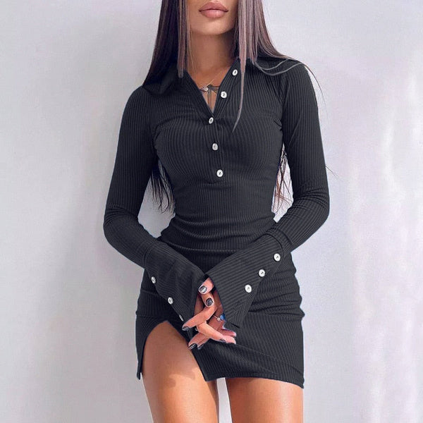 Vrouw in zwarte geribbelde jurk met lange mouwen en knopen, modieuze kleding, trendy damesmode, elegante outfit voor avondje uit.