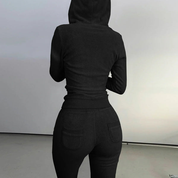 Zwarte dames hoodie en joggingbroek set, achterkant. Comfortabele loungewear, casual mode, trendy sportkleding, perfect voor dagelijks gebruik.