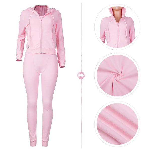 Roze dames trainingspak met capuchon, ritssluiting en nauwsluitende broek. Zachte stof, comfortabele pasvorm, ideaal voor sport en casual wear.